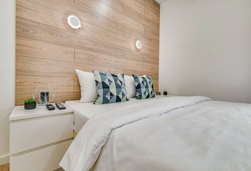 Travelto Italyanskaya