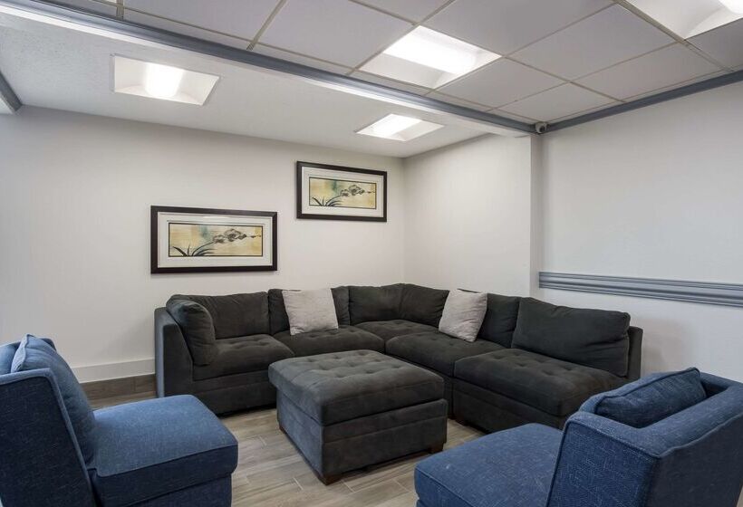 فندق Clarion Inn & Suites Airport