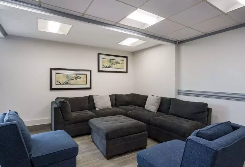 בית מלון כפרי Clarion Inn & Suites Airport