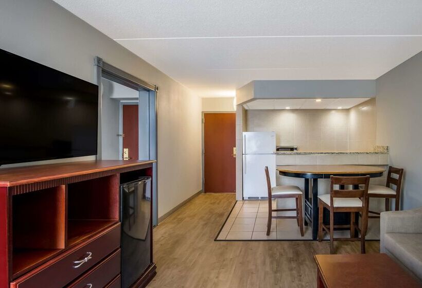 فندق Clarion Inn & Suites Airport