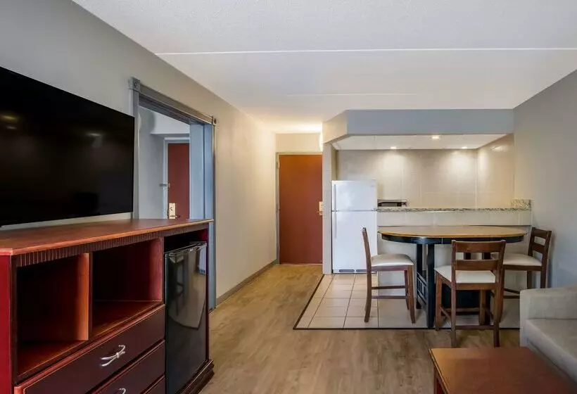 בית מלון כפרי Clarion Inn & Suites Airport