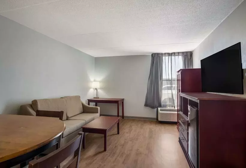 בית מלון כפרי Clarion Inn & Suites Airport