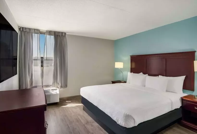 בית מלון כפרי Clarion Inn & Suites Airport