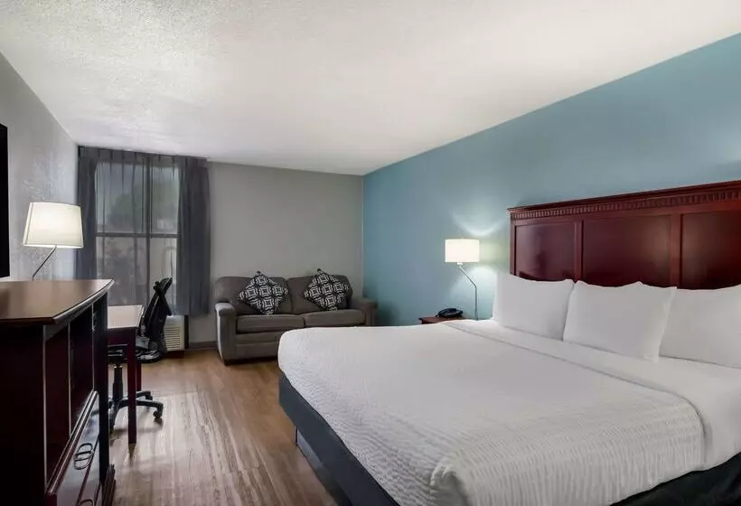 בית מלון כפרי Clarion Inn & Suites Airport