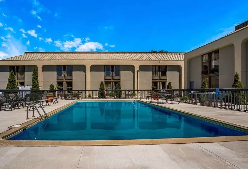 בית מלון כפרי Clarion Inn & Suites Airport