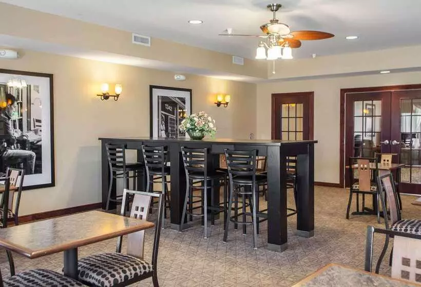 ホテル Comfort Suites Bloomington I55 And I74