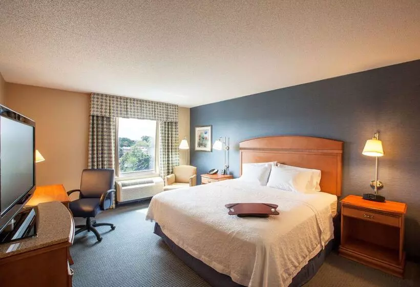 هتل Hampton Inn New York  Laguardia Airport