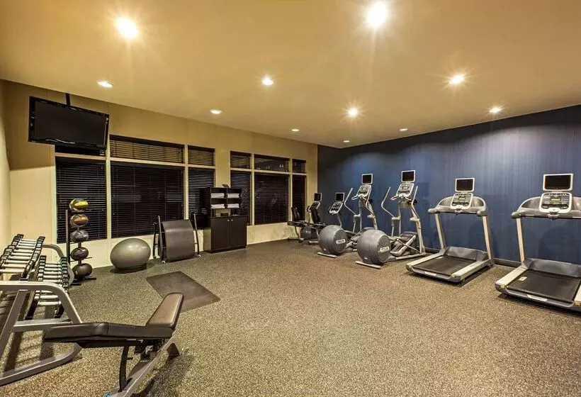 هتل Hampton Inn New York  Laguardia Airport