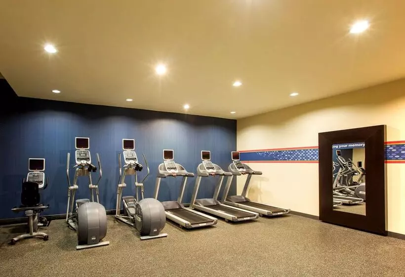 هتل Hampton Inn New York  Laguardia Airport