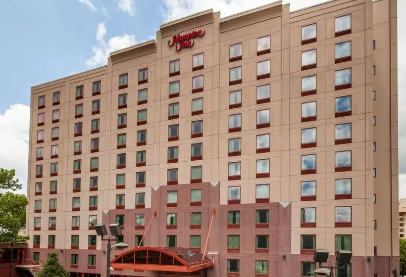 هتل Hampton Inn New York  Laguardia Airport