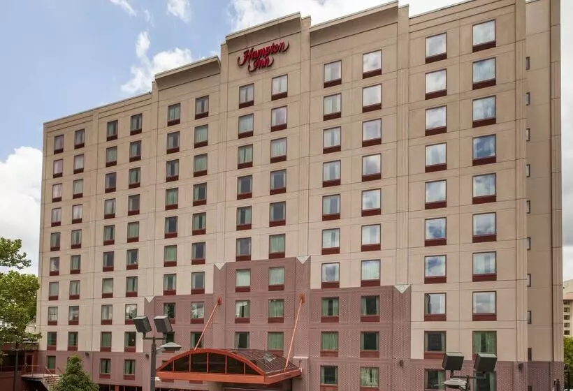 هتل Hampton Inn New York  Laguardia Airport