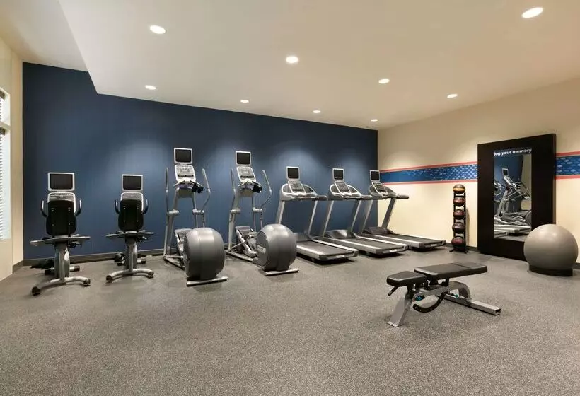 هتل Hampton Inn New York  Laguardia Airport