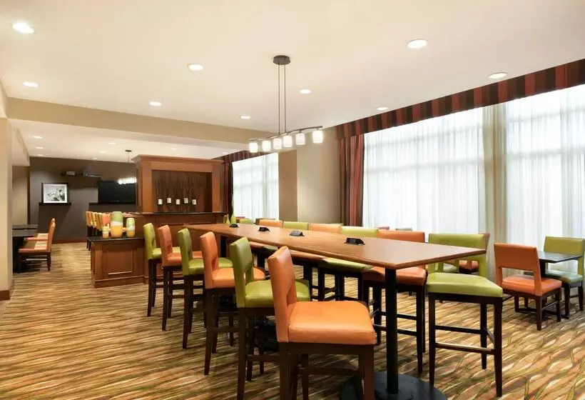 هتل Hampton Inn New York  Laguardia Airport