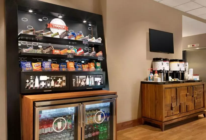 هتل Hampton Inn New York  Laguardia Airport