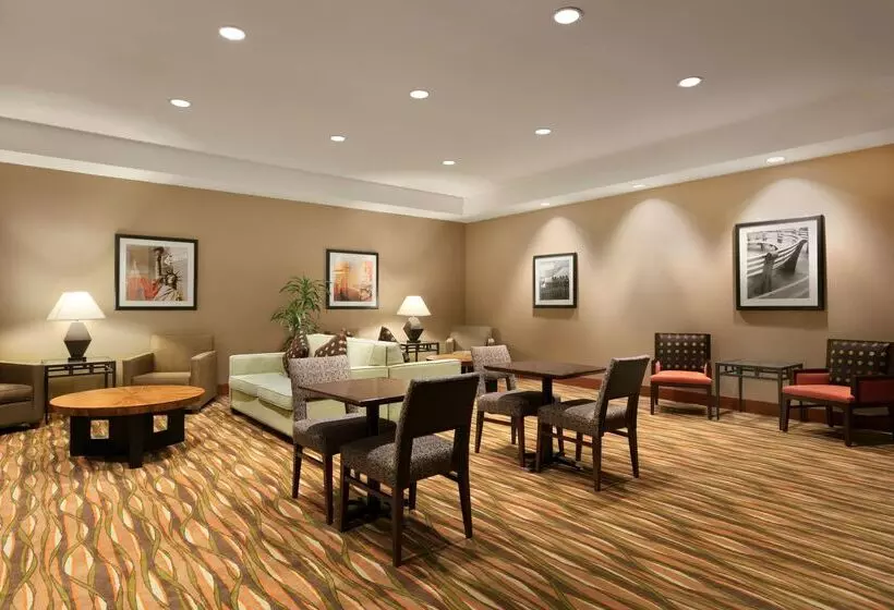 هتل Hampton Inn New York  Laguardia Airport