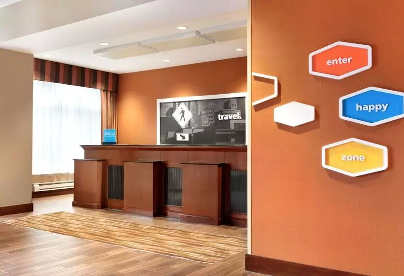 هتل Hampton Inn New York  Laguardia Airport