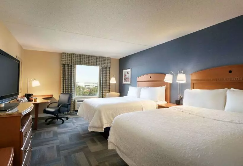 هتل Hampton Inn New York  Laguardia Airport