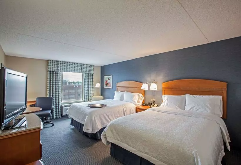 هتل Hampton Inn New York  Laguardia Airport