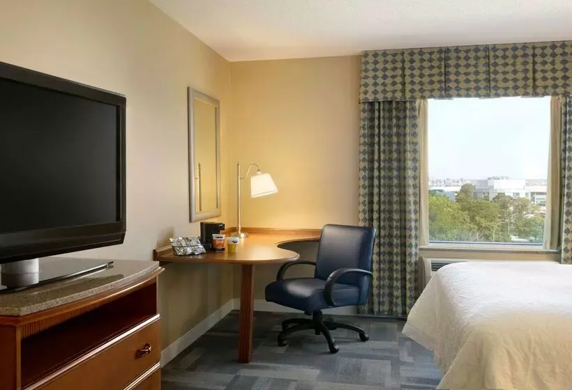 هتل Hampton Inn New York  Laguardia Airport