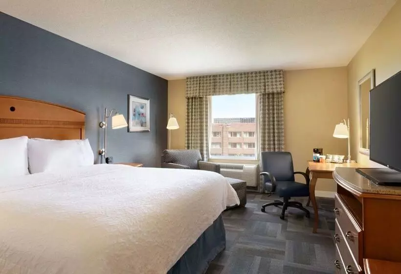 هتل Hampton Inn New York  Laguardia Airport