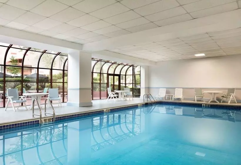 هتل Hampton Inn New York  Laguardia Airport