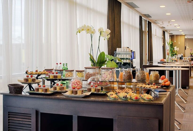 هتل NH Lyon Airport