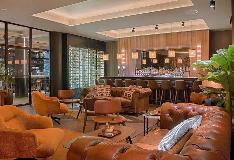 هتل NH Lyon Airport