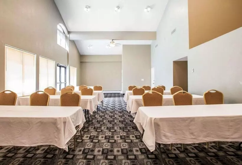 בית מלון כפרי Rodeway Inn & Suites Milwaukee Airport