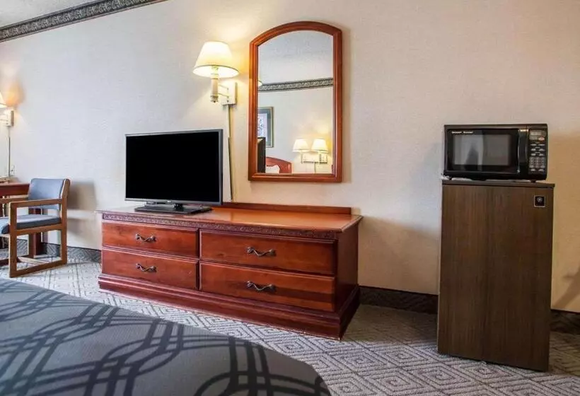 בית מלון כפרי Rodeway Inn & Suites Milwaukee Airport