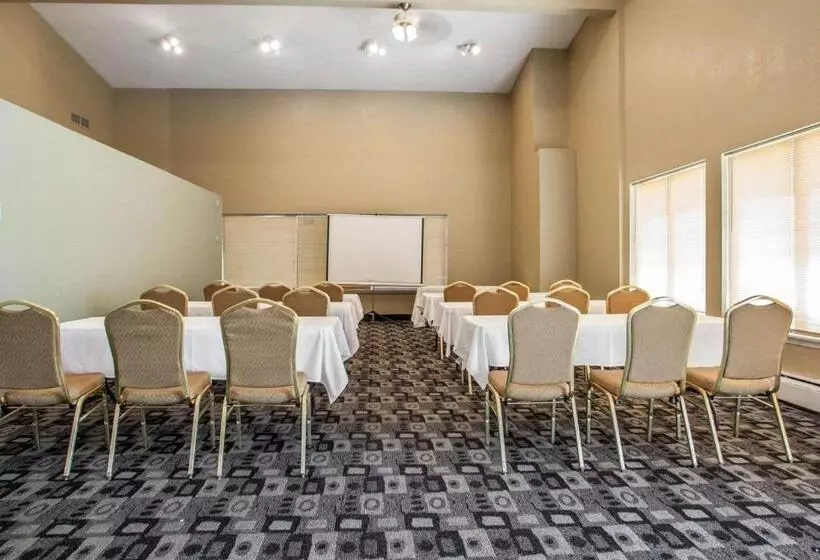 בית מלון כפרי Rodeway Inn & Suites Milwaukee Airport