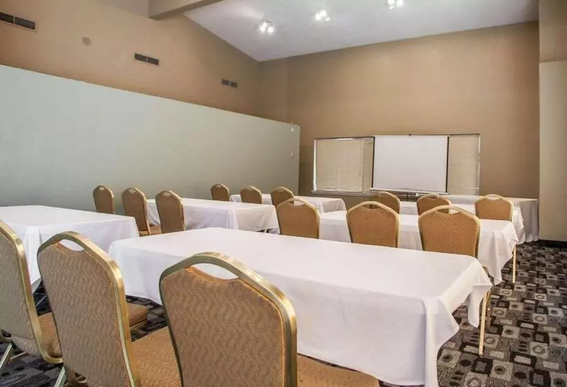 בית מלון כפרי Rodeway Inn & Suites Milwaukee Airport