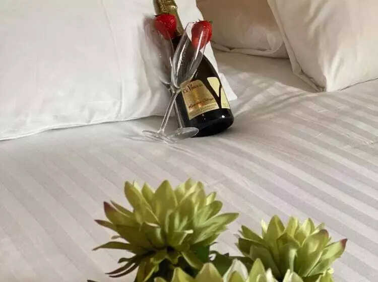 فندق Rooms At 1703