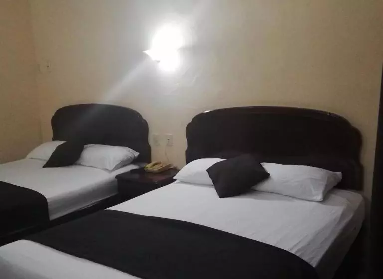 בית מלון כפרי Miramar Inn