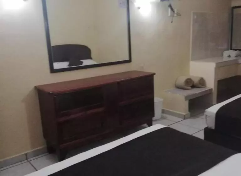 בית מלון כפרי Miramar Inn