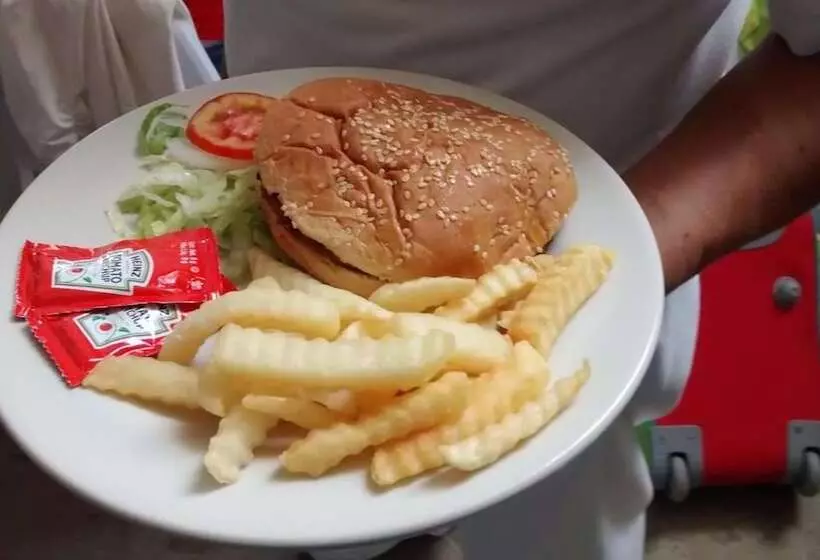 בית מלון כפרי Miramar Inn