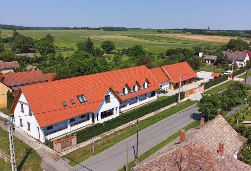 Bed and Breakfast A Tornácos Panzió