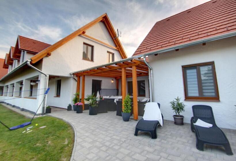 Bed and Breakfast A Tornácos Panzió