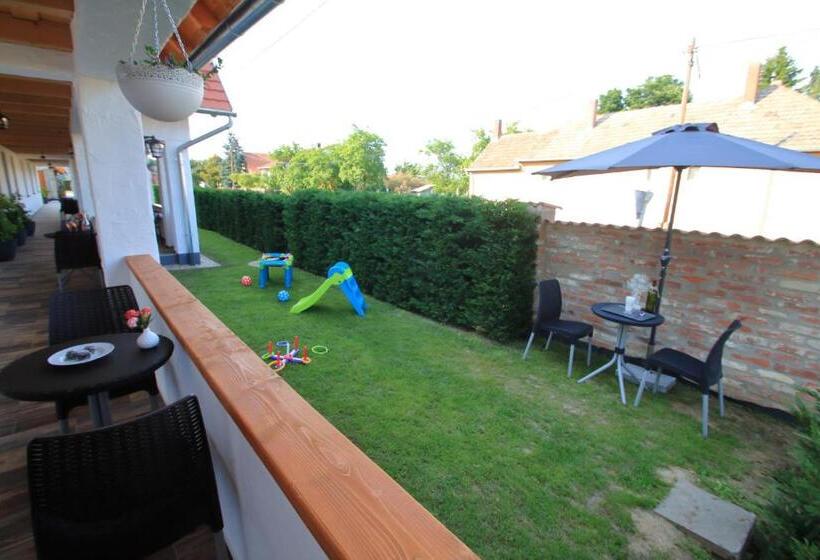 Bed and Breakfast A Tornácos Panzió