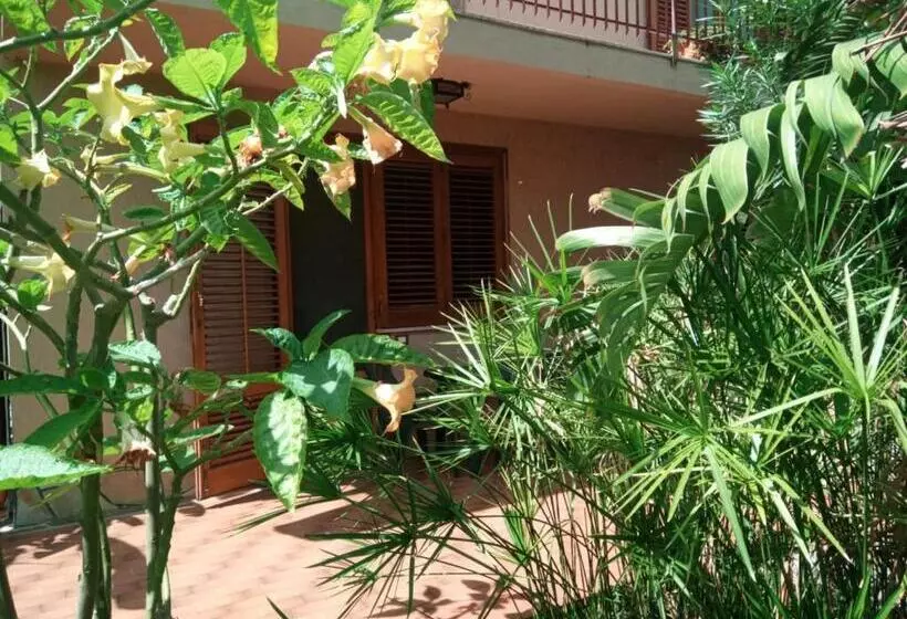 Aamiaismajoitus (B&B) Stanza In Villa Con Giardino Vista Mare