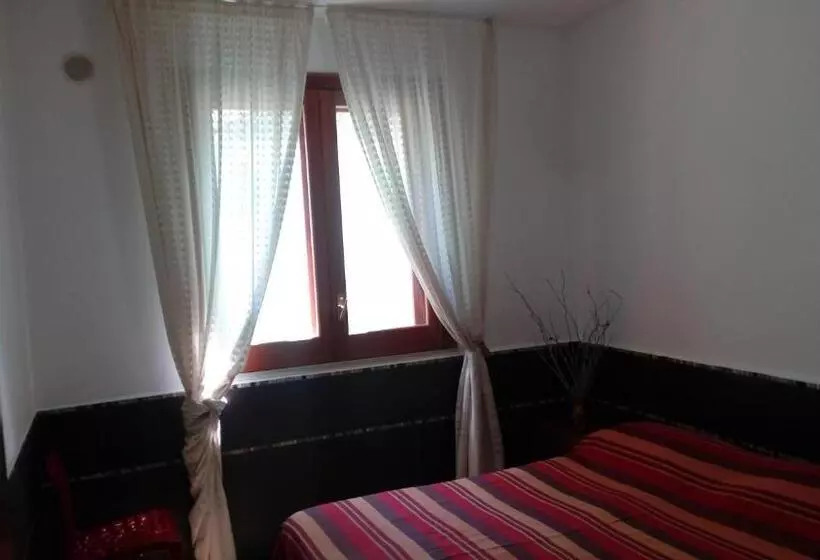 Aamiaismajoitus (B&B) Stanza In Villa Con Giardino Vista Mare