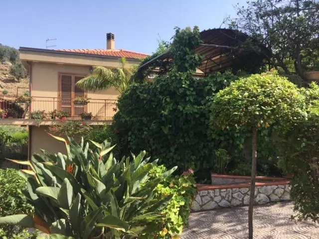 Aamiaismajoitus (B&B) Stanza In Villa Con Giardino Vista Mare