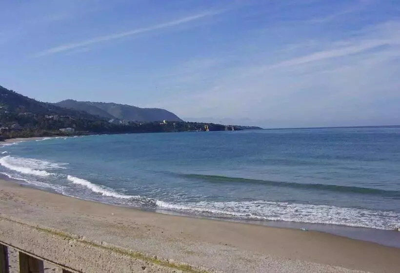 Aamiaismajoitus (B&B) Stanza In Villa Con Giardino Vista Mare