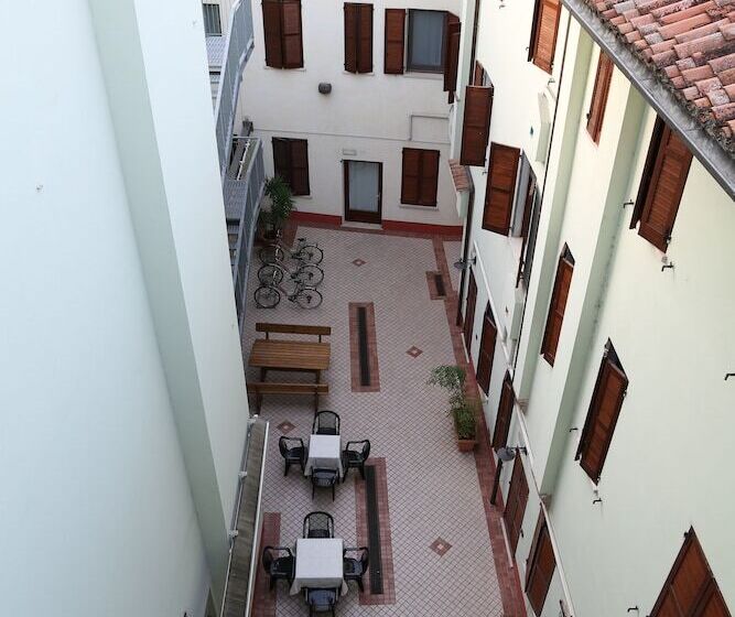 فندق Mantegna Stazione