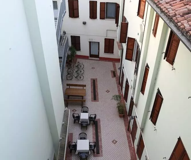 فندق Mantegna Stazione