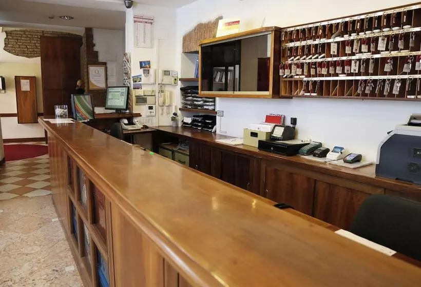 فندق Mantegna Stazione