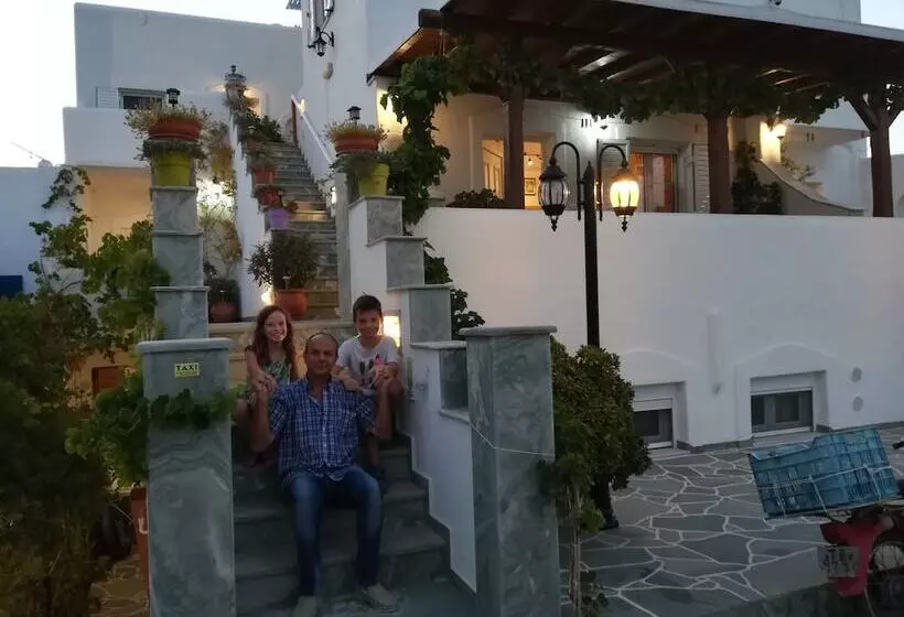 Kontaratos Studios & Apartments