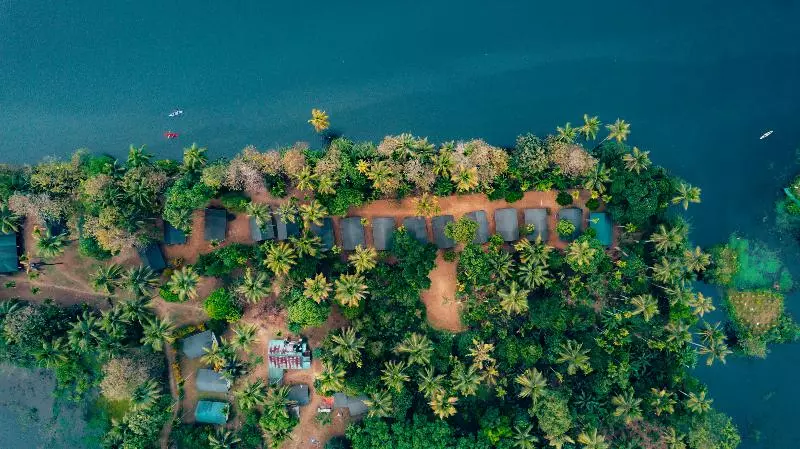Hotelli Amritara Riverside Luxury Tents