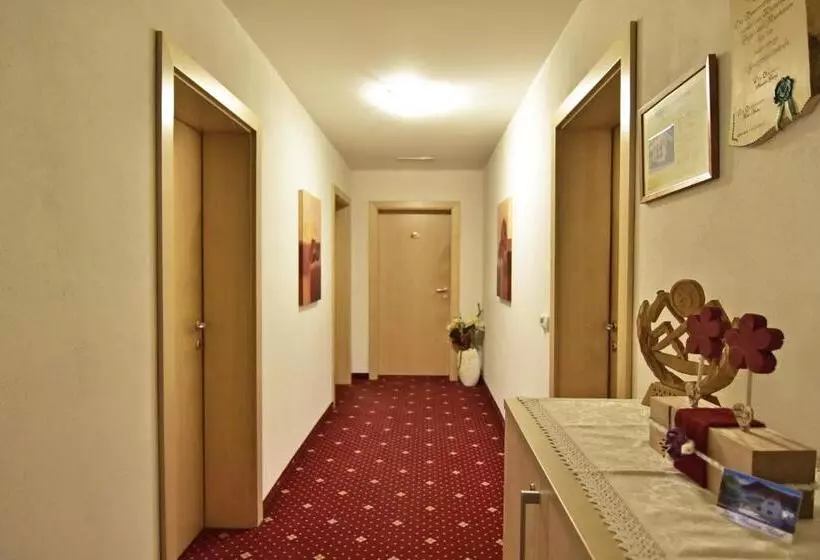 Aamiaismajoitus (B&B) Zimmervermietung Zum Weissen Rössl