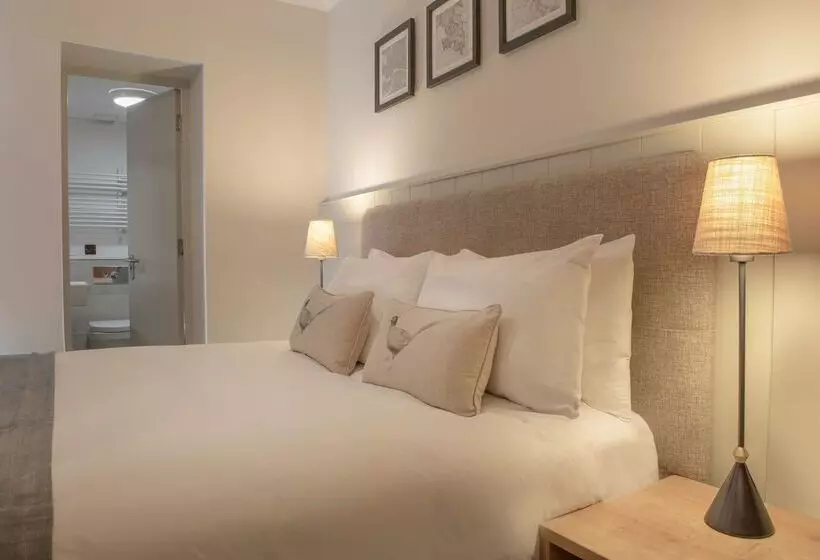 ホテル De Vere Latimer Estate