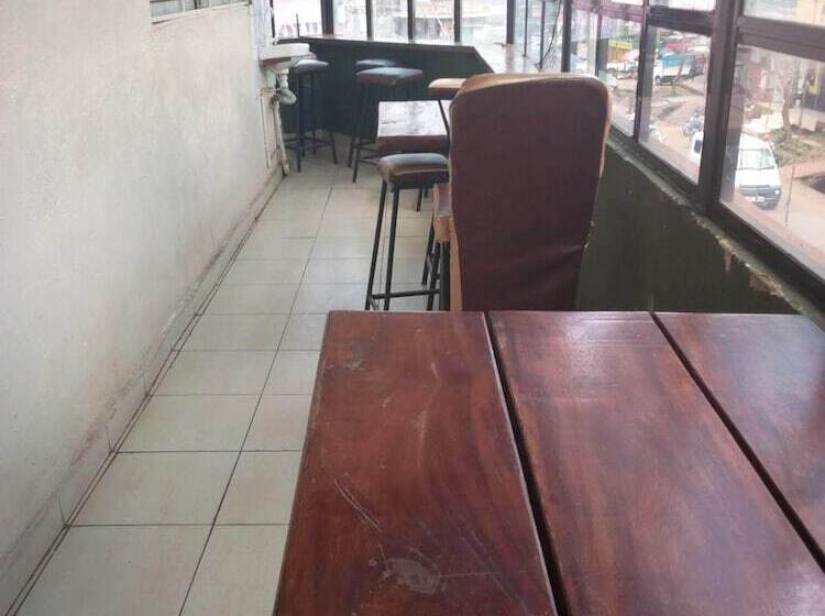 پانسیون Kings And Queens Lounge